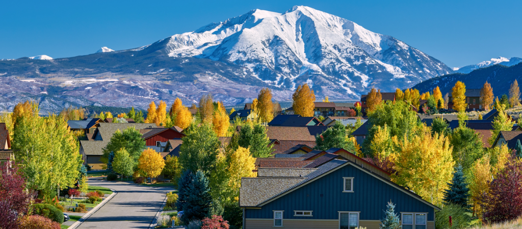 Colorado housing with mountains