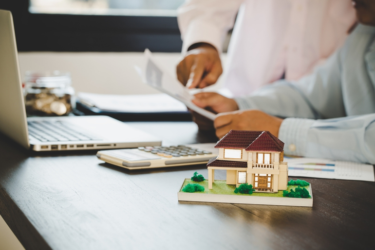 Model small house discussion with real estate agent