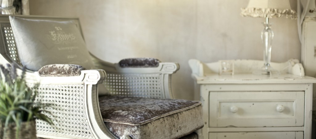 country chic interior design recliner distressed furniture lampshade