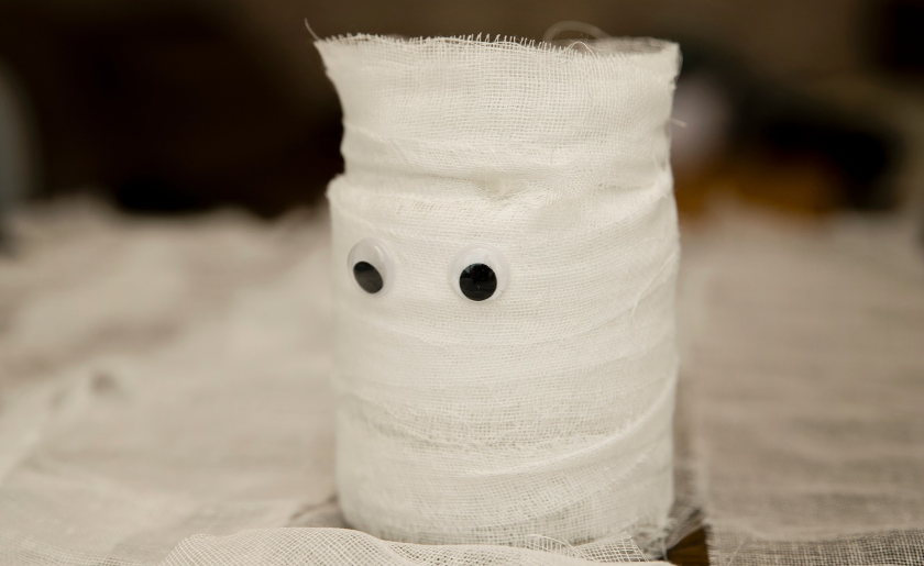 DIY Halloween mummy jar.