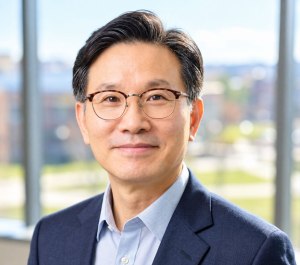 Headshot Dr. Shawn Jang